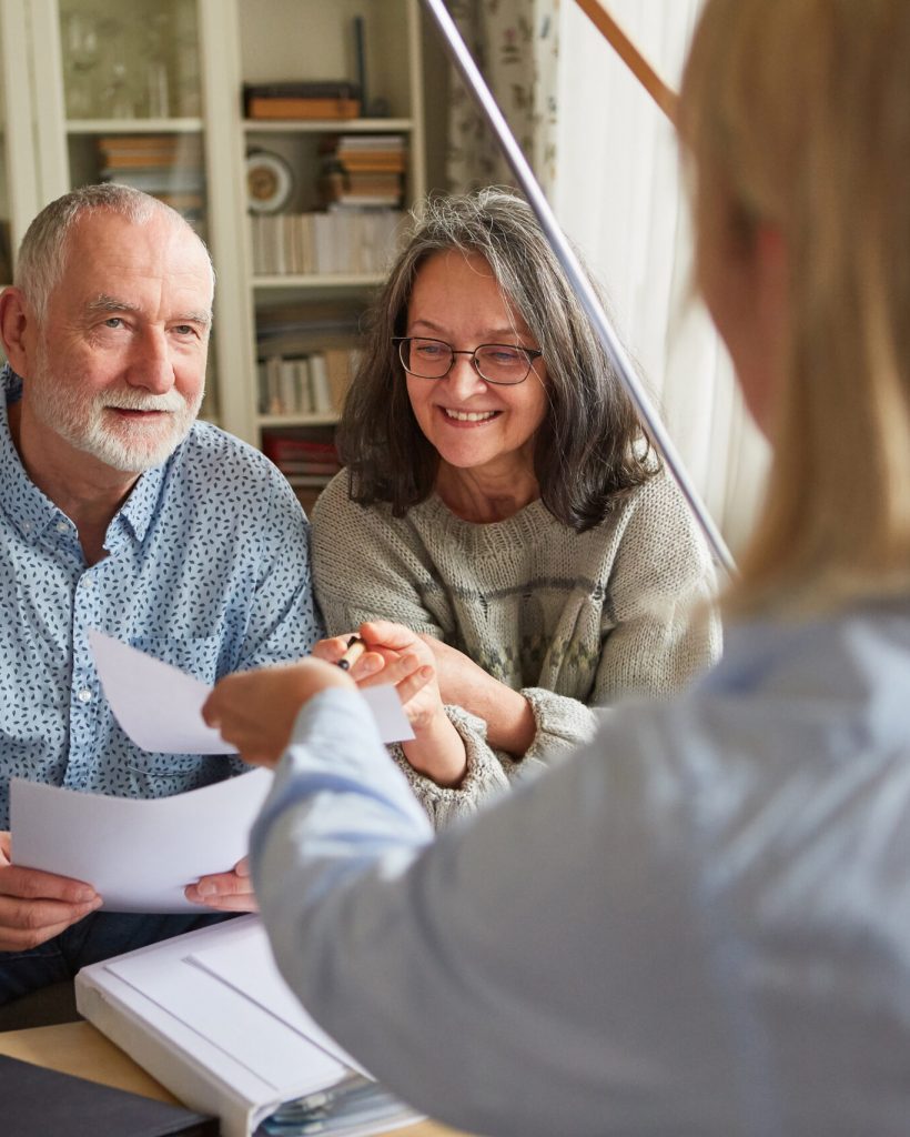 Senioren Paar bekommt Beratung zur Altersvorsorge und Renten Versicherung vom Seniorenberater